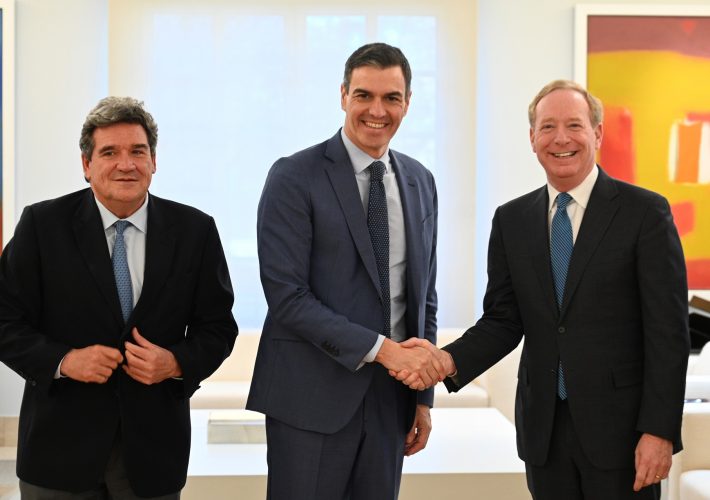 José Luis Escrivá, Pedro Sánchez y Brad Smith, presidente de Microsoft