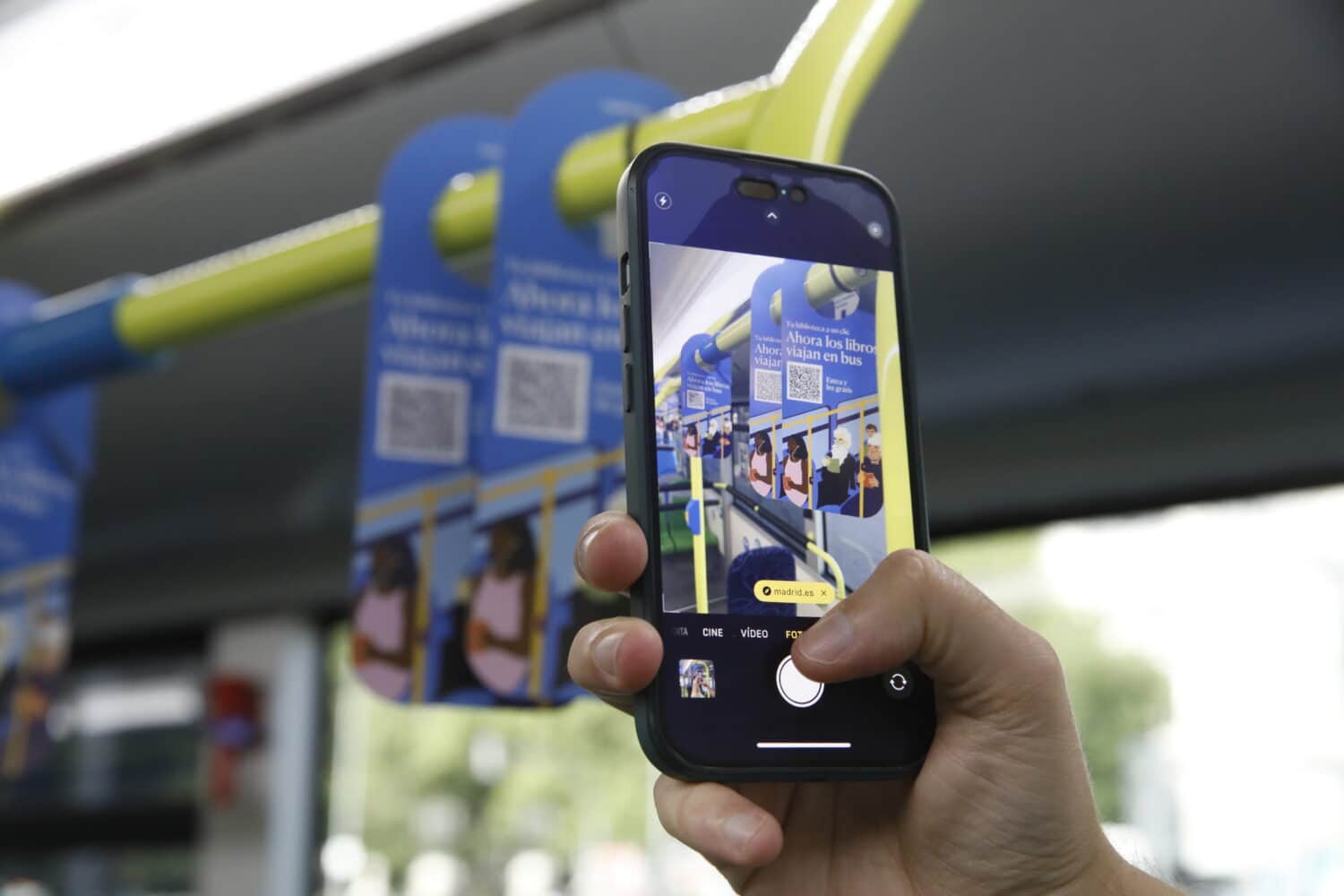 Leer en el bus gracias a Tu biblioteca a un clic